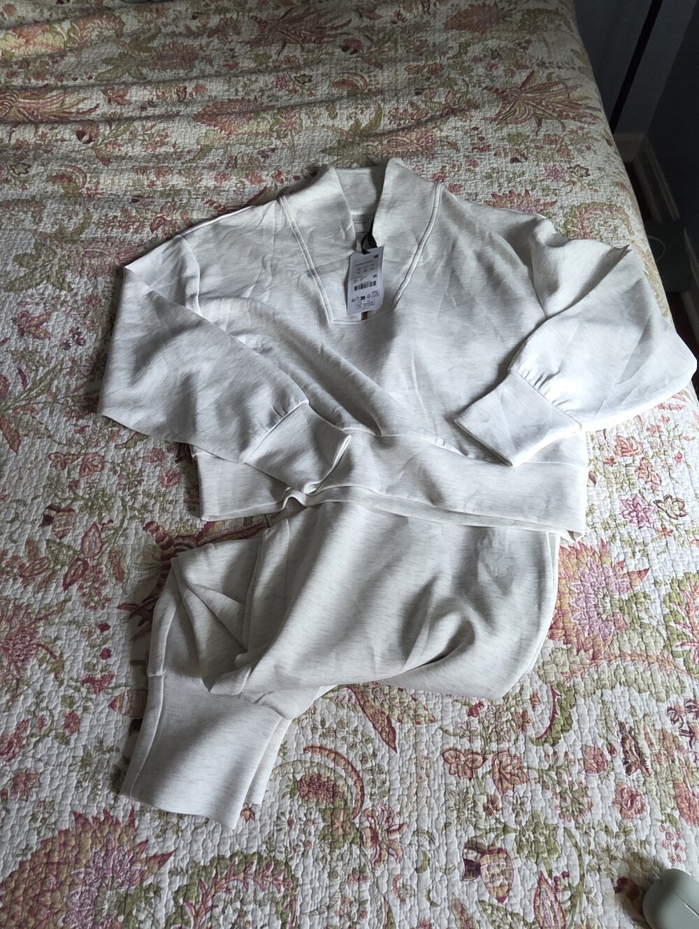 Varley Women’s Cream Lounge Sweatshirt and Jogger Set